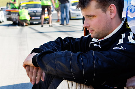 Martin Sally slapper af i skyggen af bilen på gridden inden start.